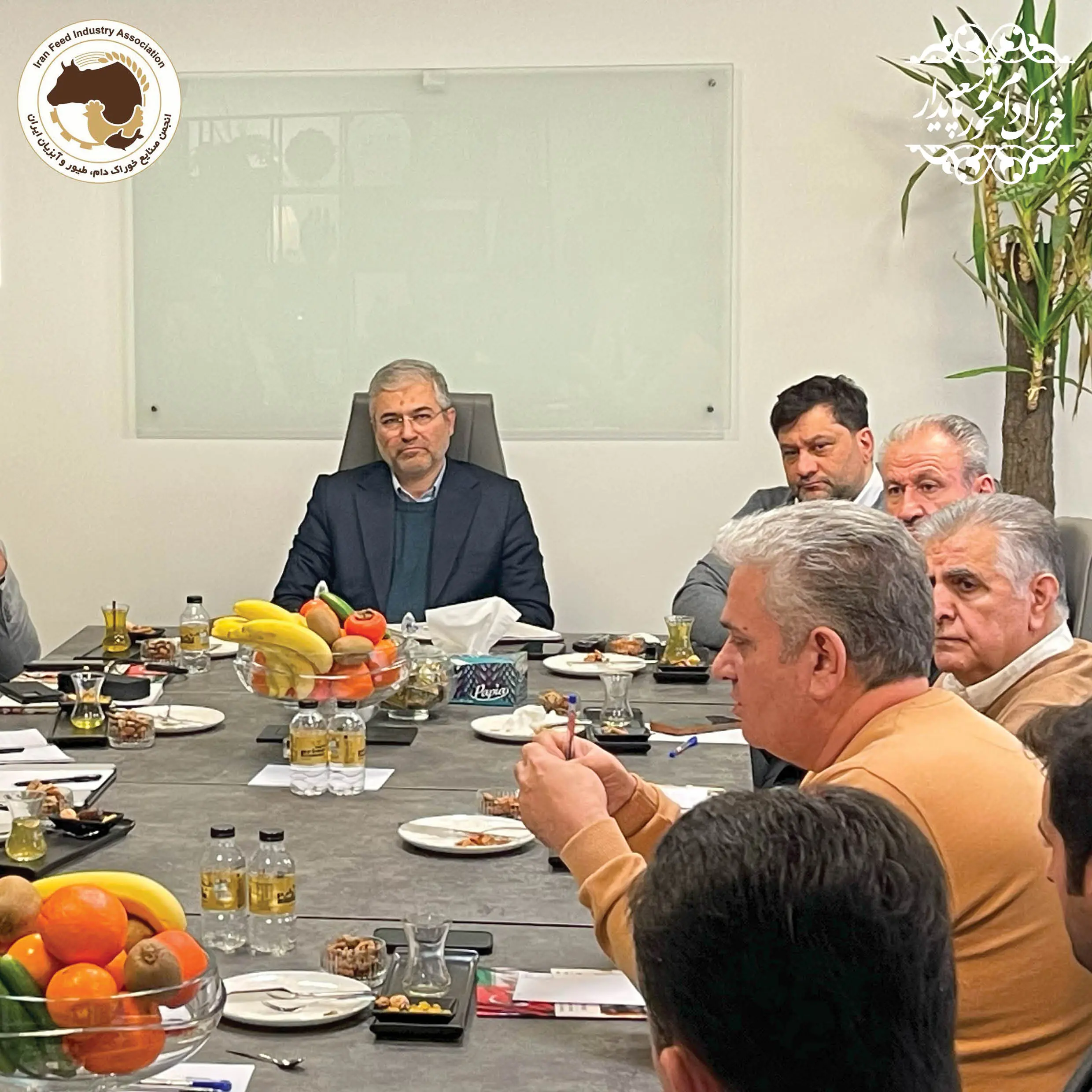 جلسه مشترک هیأت مدیره انجمن صنایع خوراک دام ایران،  جناب آقای  دکترفلسفی، رئیس فراکسیون کشاورزی مجلس و  جناب آقای  دکتر سلامی، مدیرعامل محترم شرکت پشتیبانی امور دام کشور در دفتر انجمن