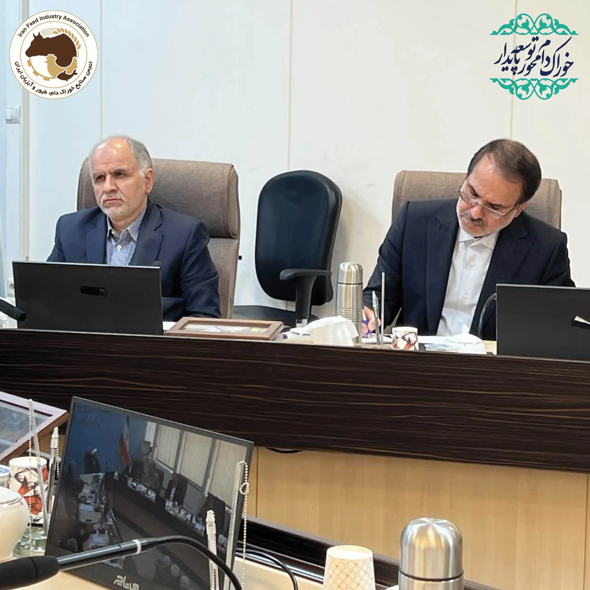 نشست بررسی مشکلات صنایع خوراک دام، طیور و آبزیان با حضور معاون اول محترم قوه قضائیه