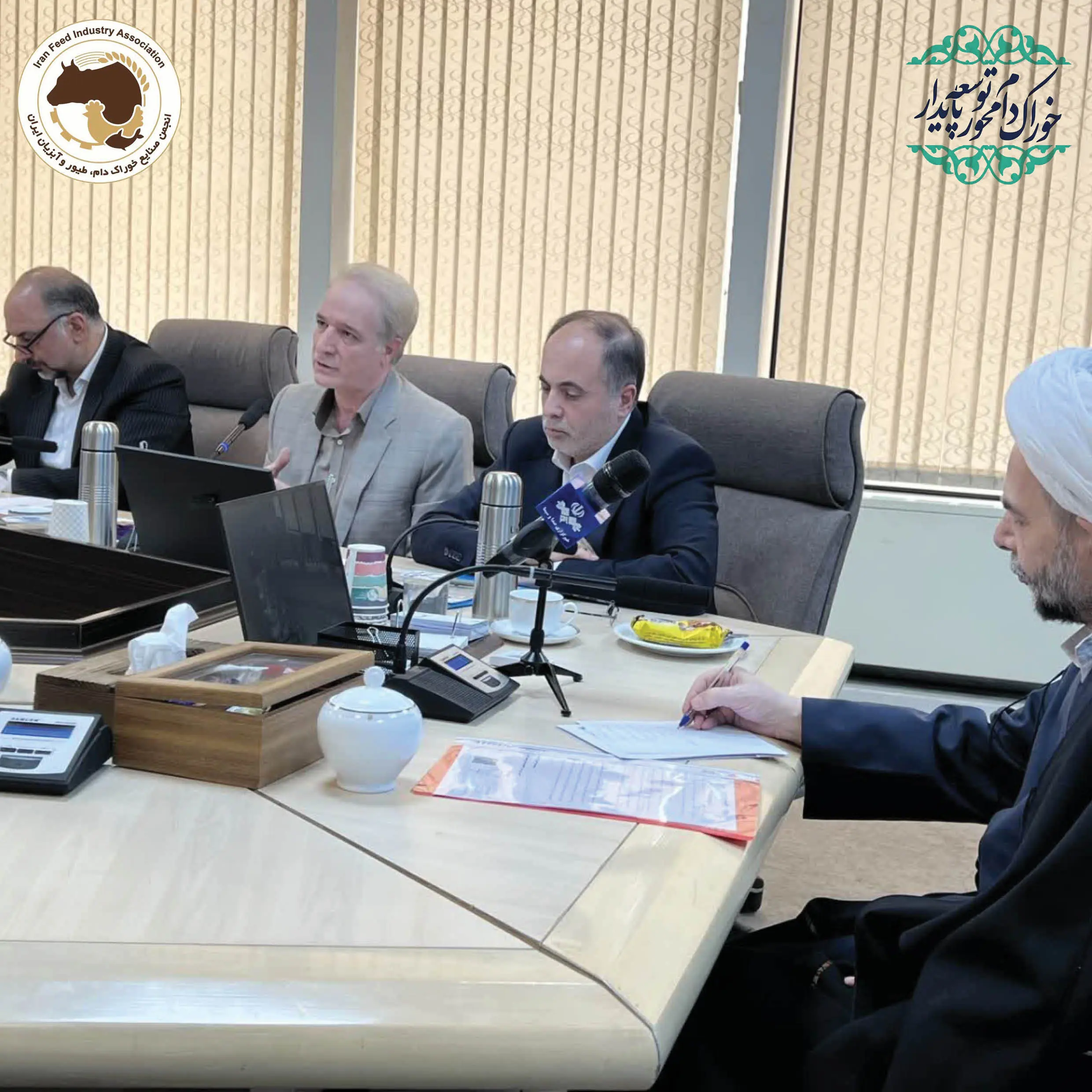 نشست بررسی مشکلات صنایع خوراک دام، طیور و آبزیان با حضور معاون اول محترم قوه قضائیه