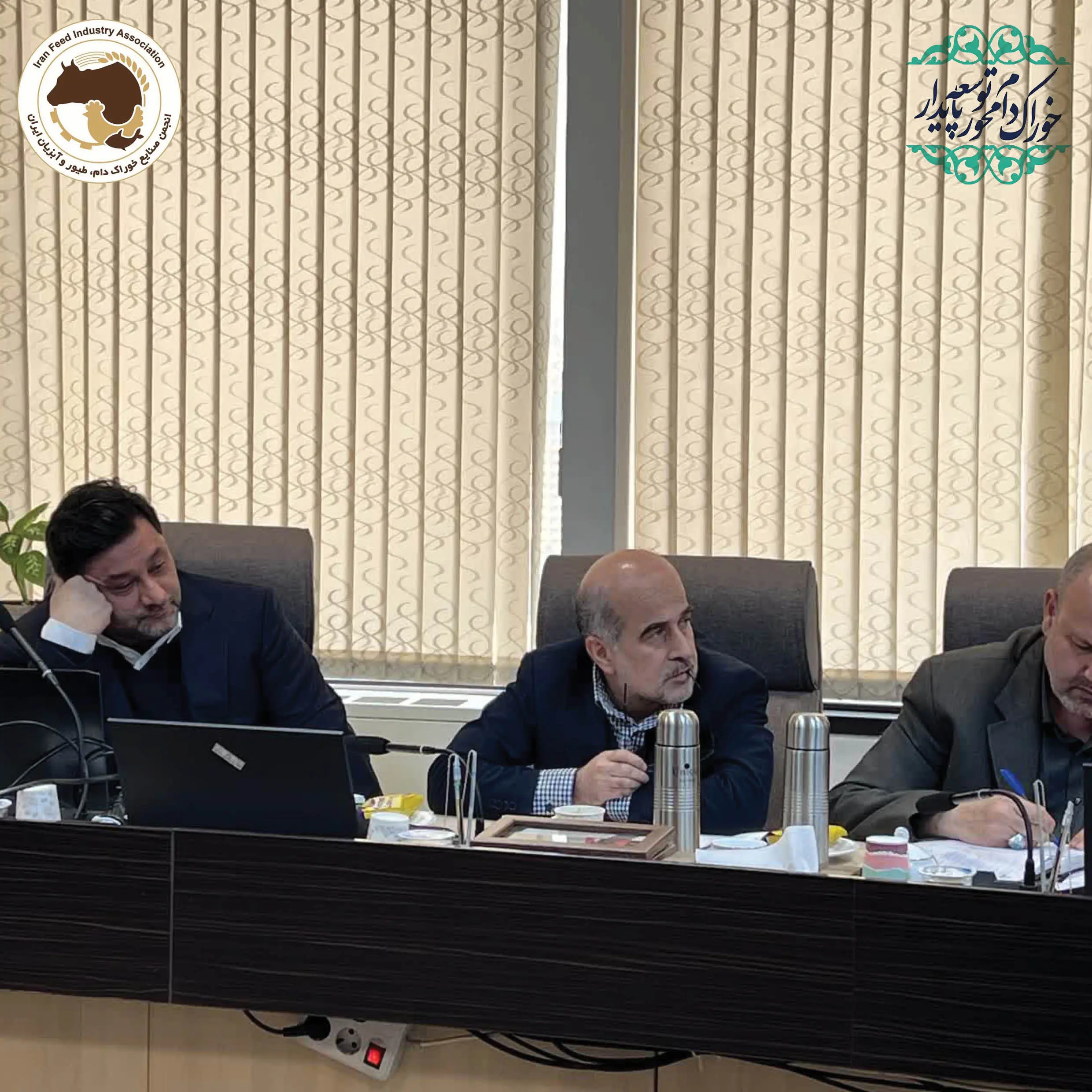 نشست بررسی مشکلات صنایع خوراک دام، طیور و آبزیان با حضور معاون اول محترم قوه قضائیه